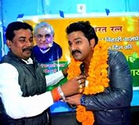 Pawan Singh Celebratees Birthday Of Atal Bihari Bajpai On The Sets Of Film Wanted