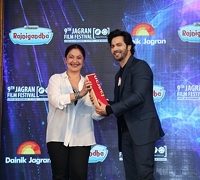 9th Jagran Film Festival fames Varun Dhawan as the ‘Best Actor’ at the Awards Night